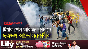 যমুনার অভিমুখে জগন্নাথ বিশ্ববিদ্যালয়ের লংমার্চে পুলিশের লাঠিপেটা