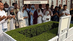 কোকোর কবর জিয়ারতে জুবাইদা-শামিলা