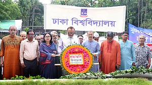 ঢাবিতে জাতীয় কবি নজরুলের জন্মবার্ষিকী উদযাপন, সমাধিতে ফুলেল শ্রদ্ধা