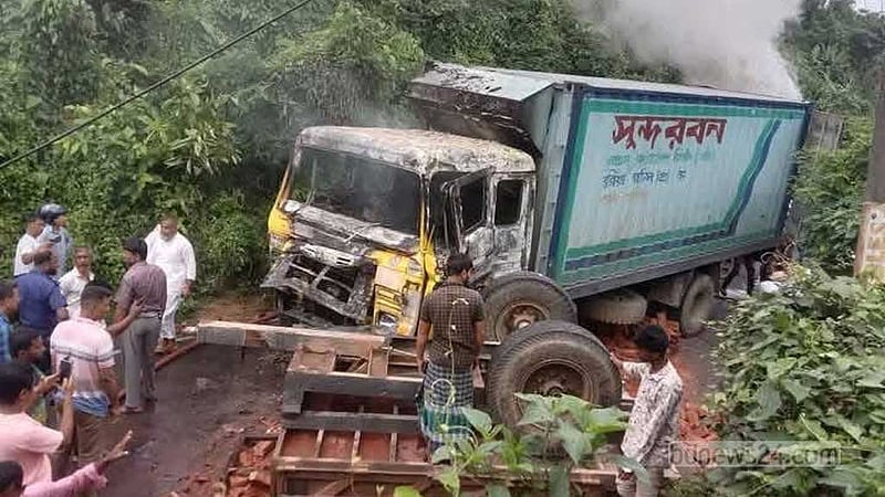 খাগড়াছড়িতে ট্রাক্টরের সঙ্গে সংঘর্ষে কভার্ড ভ্যানে আগুন, আহত ৪