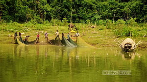 কাপ্তাই হ্রদে মাছ শিকার বন্ধ: অপর্যাপ্ত বরাদ্দে মহালছড়ির জেলেদের অসন্তোষ