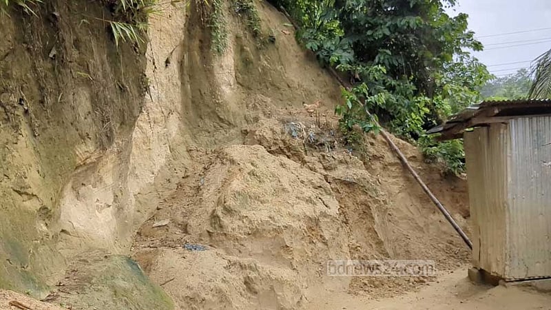 খাগড়াছড়িতে টানা বৃষ্টিতে পাহাড় ধসের শঙ্কা, সরাতে মাইকিং