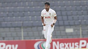 খালেদ-এনামুলের তোপের পর কিউইদের প্রতিরোধ