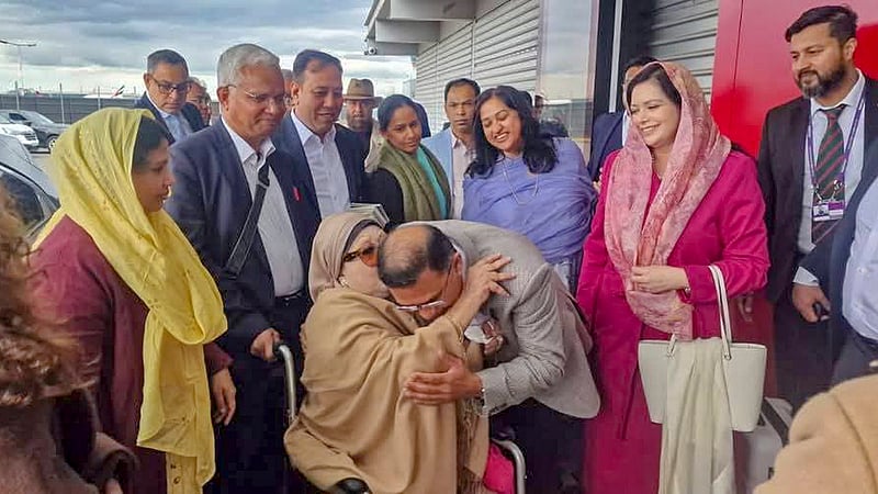 দুই পুত্রবধূকে নিয়ে দেশের পথে খালেদা জিয়া