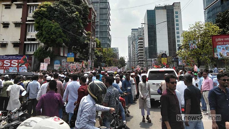 খালেদা জিয়া দেশে: সড়কে নেতাকর্মীর ঢল, বনানী-গুলশান সড়ক বন্ধ