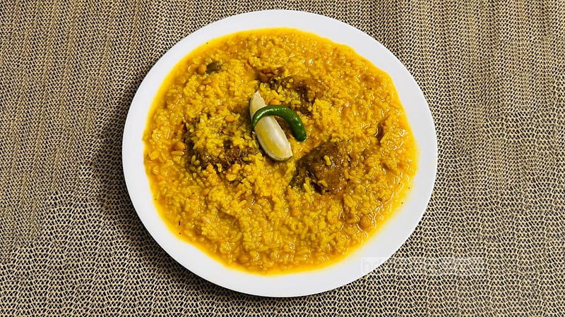 ভুঁড়িভোজে মুরগির মাংস দিয়ে ল্যাটকা খিচুড়ি