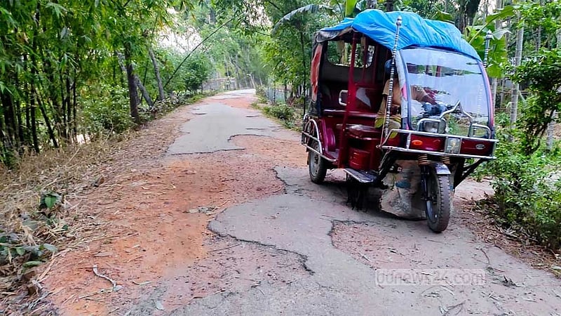 লালমনিরহাটে দীর্ঘদিন ধরে সংস্কারবিহীন সড়কে দুর্ভোগ চরমে