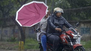 বৃষ্টি ঝরাতে ঝরাতে উপকূল পেরিয়েছে গভীর নিম্নচাপ