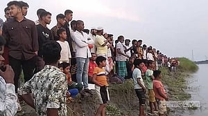 মাদারীপুরে বেড়াতে এসে নদে নেমে নিখোঁজ মাদ্রাসা ছাত্রী