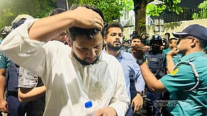 হঠাৎ উড়ে এল বোতল, মাথায় আঘাত পেয়ে উপদেষ্টা বললেন, ‘যারা করেছে ভুল করেছে’