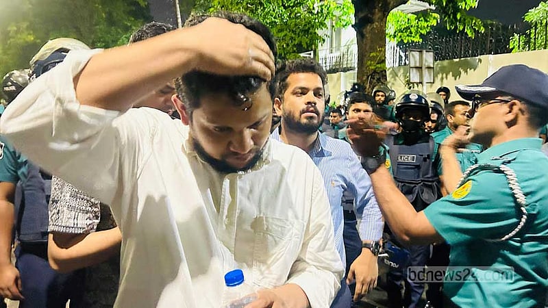 উপদেষ্টা মাহফুজকে বোতল ছুড়ল কে? 'খুঁজছে' পুলিশ