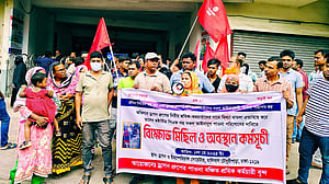মে দিবসে মালিবাগে কারখানার সামনে সাবেক কর্মীরা