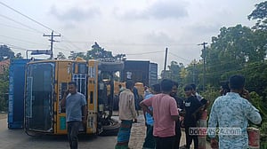 মানিকগঞ্জে ট্রাক-লরি সংঘর্ষে আহত ১, দুই ঘণ্টার জটে ভোগান্তি