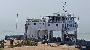 বৈরী আবহাওয়ায় পাটুরিয়া-দৌলতদিয়া, আরিচা-কাজিরহাট ফেরি বন্ধ