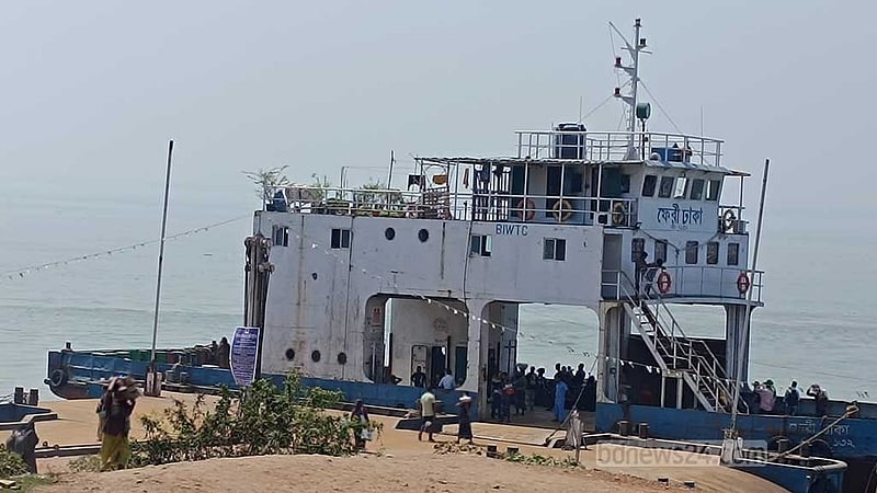 বৈরী আবহাওয়ায় পাটুরিয়া-দৌলতদিয়া, আরিচা-কাজিরহাট ফেরি বন্ধ