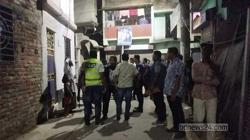 সাবেক মেয়র আইভীর বাড়িতে পুলিশ, বাইরে কর্মী-সমর্থক