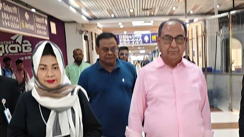 স্বাস্থ্য পরীক্ষার জন্য সিঙ্গাপুর গেছেন আব্বাস দম্পতি