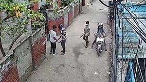 মগবাজারে অস্ত্র হাতে ছিনতাইয়ের ভিডিও ভাইরাল, খুঁজছে পুলিশ