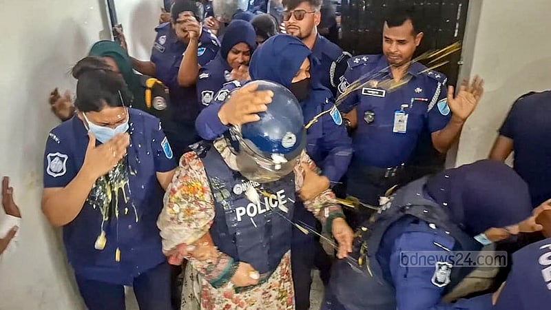 দুই মামলায় ৬ দিনের রিমান্ডে মমতাজ, আদালত চত্বরে ডিম নিক্ষেপ
