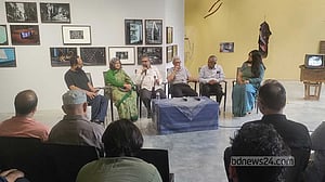 মুনেফ ওয়াসিফের 'ক্রমশ' ঘিরে ‘ঢাকাইয়া গল্প ঢাকার গল্প’