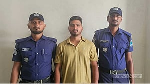 মুন্সীগঞ্জে লঞ্চে ২ তরুণীকে বেল্ট দিয়ে পেটানো যুবক আটক