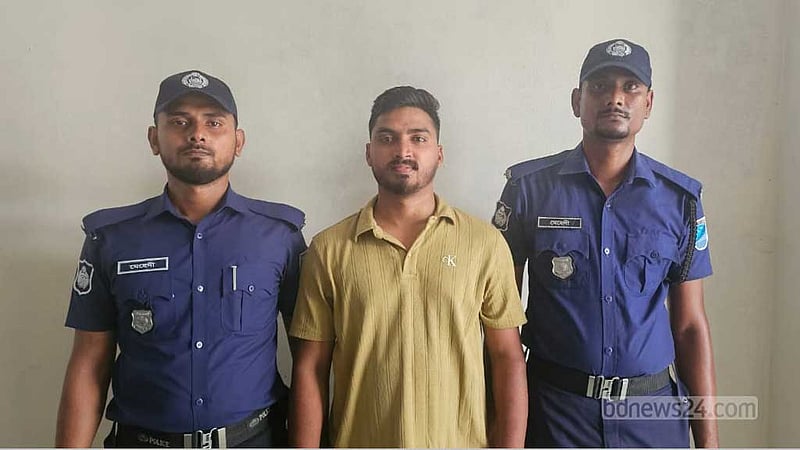 মুন্সীগঞ্জে লঞ্চে ২ তরুণীকে বেল্ট দিয়ে পেটানো যুবক আটক