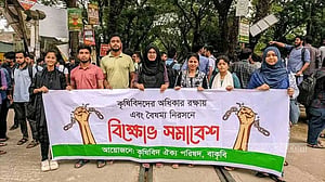 কৃষিবিদদের অধিকার রক্ষায় বাকৃবি শিক্ষার্থীদের রেললাইন অবরোধ
