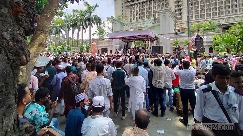 নগর ভবনে লাগাতার অবস্থানে ইশরাক সমর্থকরা