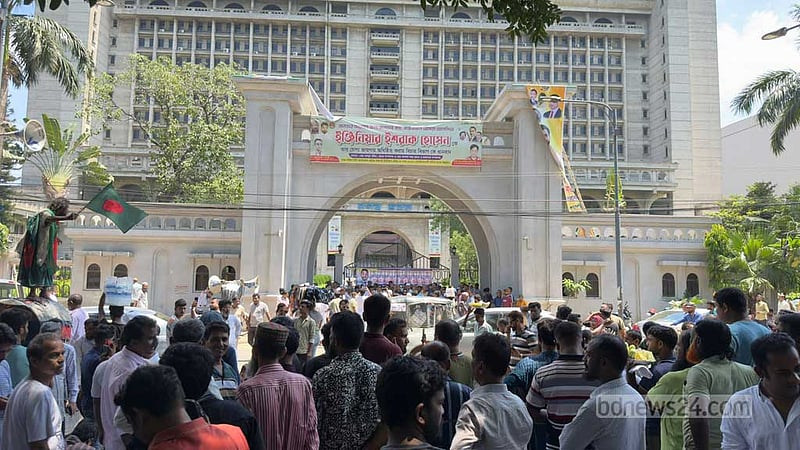 নগর ভবনের সামনে ইশরাক সমর্থকদের বিক্ষোভ, যানজটে নাকাল চলতি পথের যাত্রী