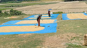 নওগাঁয় গরমের তেজ, বিপাকে খেটে খাওয়া মানুষ