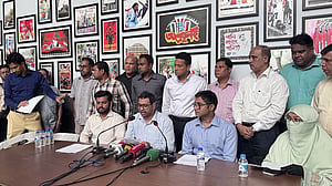 এনবিআর ভাগ: বৈঠকে বসছেন উপদেষ্টা, কলম বিরতি 'সাময়িক' প্রত্যাহার