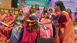 মায়ের হাতে ফুল দিয়ে নিউ ইয়র্কে ‘মা দিবস’ উদযাপন