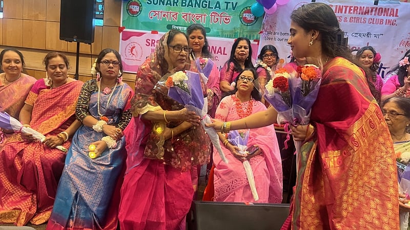 মায়ের হাতে ফুল দিয়ে নিউ ইয়র্কে ‘মা দিবস’ উদযাপন