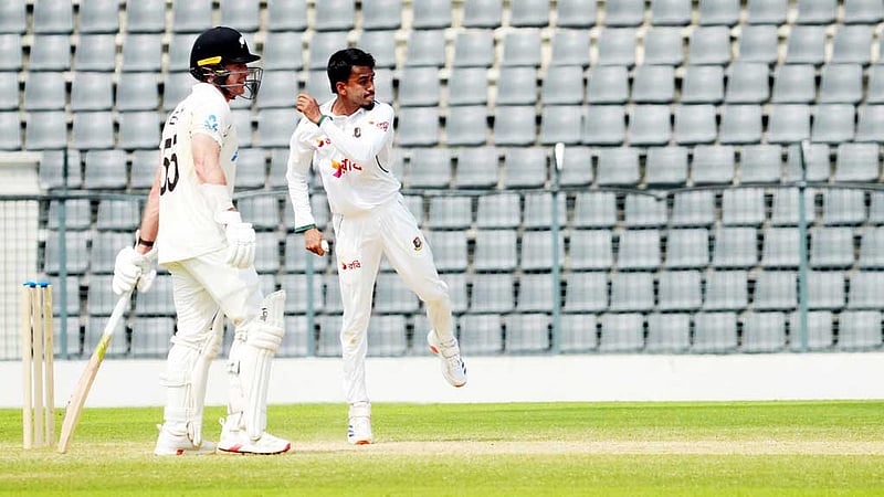 মুরাদের স্পিন সামলে কেলির সেঞ্চুরি, দুইশ ছাড়িয়ে কিউইদের লিড