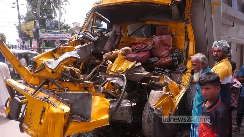 নোয়াখালীতে কভার্ড ভ্যানে ট্রাকের ধাক্কা, চালকের সহকারী আহত