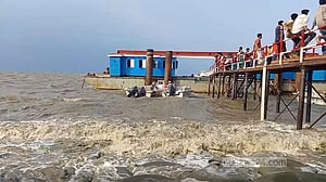 লঘুচাপ: উপকূলে জোয়ারের উচ্চতা বাড়ার আভাস