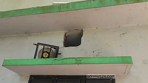 নোয়াখালীতে ‘এগজস্ট ফ্যানের খোপ দিয়ে ঢুকে’ নারীকে কুপিয়ে হত্যা