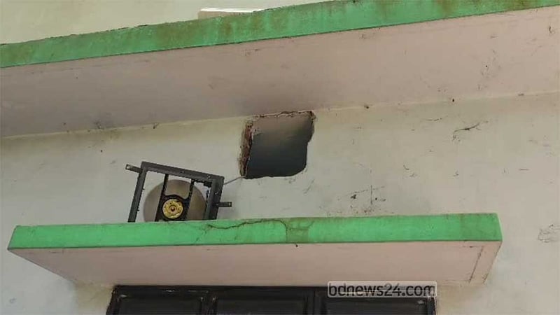 নোয়াখালীতে ‘এগজস্ট ফ্যানের খোপ দিয়ে ঢুকে’ নারীকে কুপিয়ে হত্যা