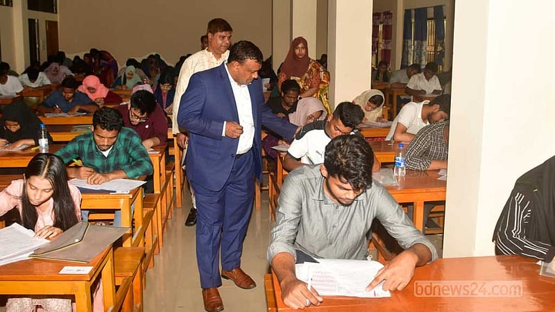নোয়াখালী বিশ্ববিদ্যালয়ে ভর্তিচ্ছু শিক্ষার্থীদের সহায়তা দিল ছাত্রদল