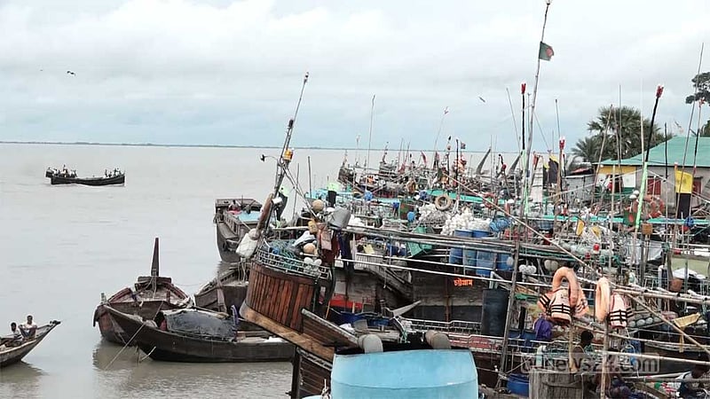 হাতিয়ায় চার দিন পর নৌচলাচল স্বাভাবিক, নামছে জোয়ারের পানি