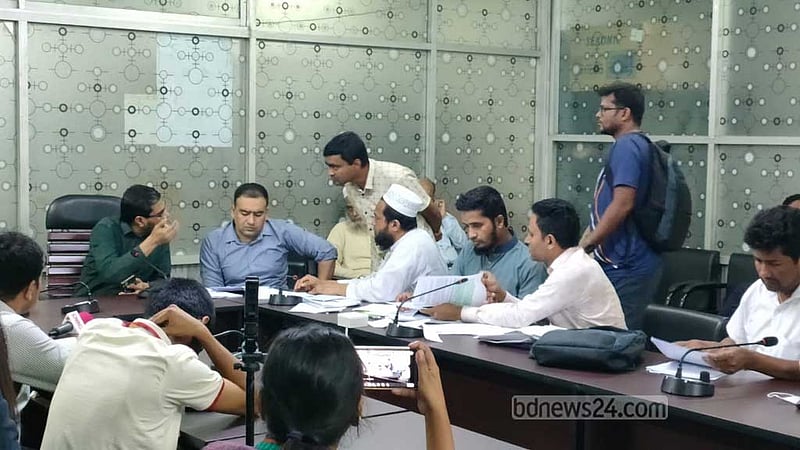 ‘গণবিজ্ঞপ্তির’ দাবিতে এনটিআরসিএ কার্যালয়ে শিক্ষক নিয়োগ প্রার্থীদের ‘জোর জবরদস্তি’