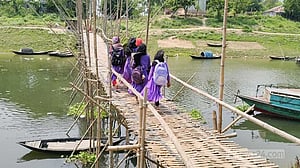 নড়বড়ে বাঁশের সাঁকোই ভরসা ১২ গ্রামের মানুষের, দুর্ভোগ চরমে