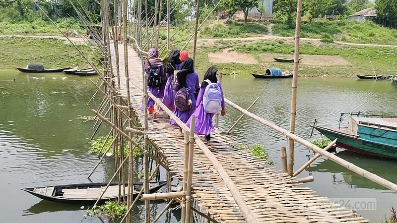 নড়বড়ে বাঁশের সাঁকোই ভরসা ১২ গ্রামের মানুষের, দুর্ভোগ চরমে