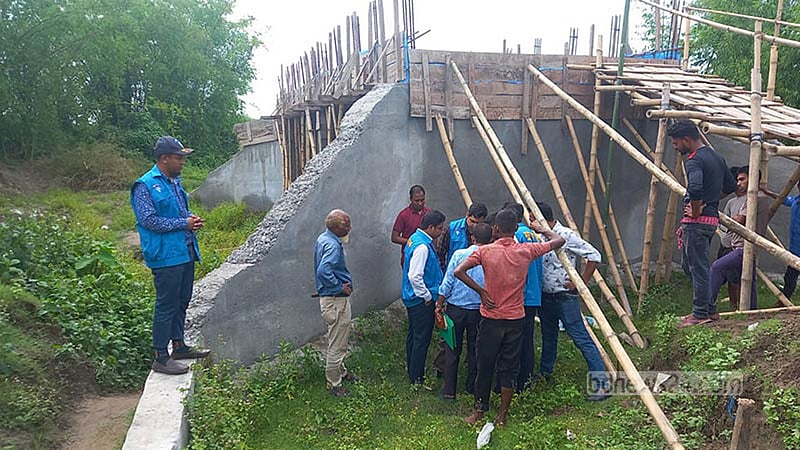 পঞ্চগড়ে সড়কবিহীন স্থানে সেতু নির্মাণ, দুদকের অভিযান