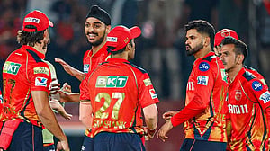 সবচেয়ে সিনিয়র ক্রিকেটার ও বাস ড্রাইভারকে এক চোখে দেখা হয় যে দলে