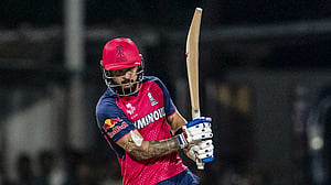 টানা ৬ ছক্কায় আইপিএলে অনন্য পারাগ