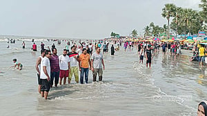 তিন দিনের ছুটিতে কুয়াকাটা সৈকতে পর্যটকের ঢল