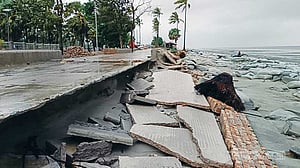 পটুয়াখালীতে ভেঙে গেছে মেরিন ড্রাইভ, হাজারো ঘরবাড়ির ক্ষতি