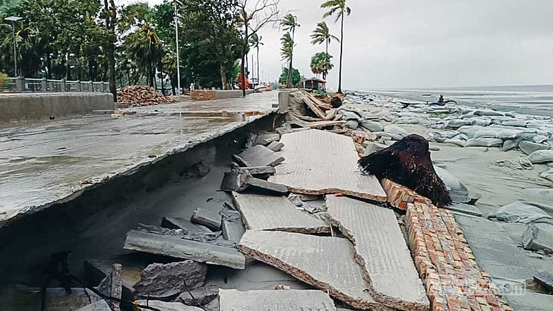 পটুয়াখালীতে ভেঙে গেছে মেরিন ড্রাইভ, হাজারো ঘরবাড়ির ক্ষতি