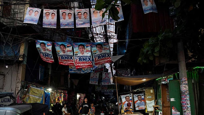 মার্কোস ও দুতের্তের ভাগ্য নির্ধারণে ভোট দিচ্ছে ফিলিপিন্স